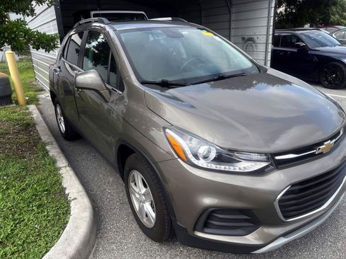 Used 2020 Chevrolet Trax LT w/ Sun & Sound Package FWD image 3