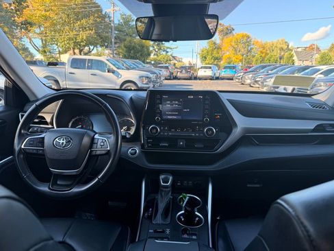 Used 2022 Toyota Highlander XLE image 17
