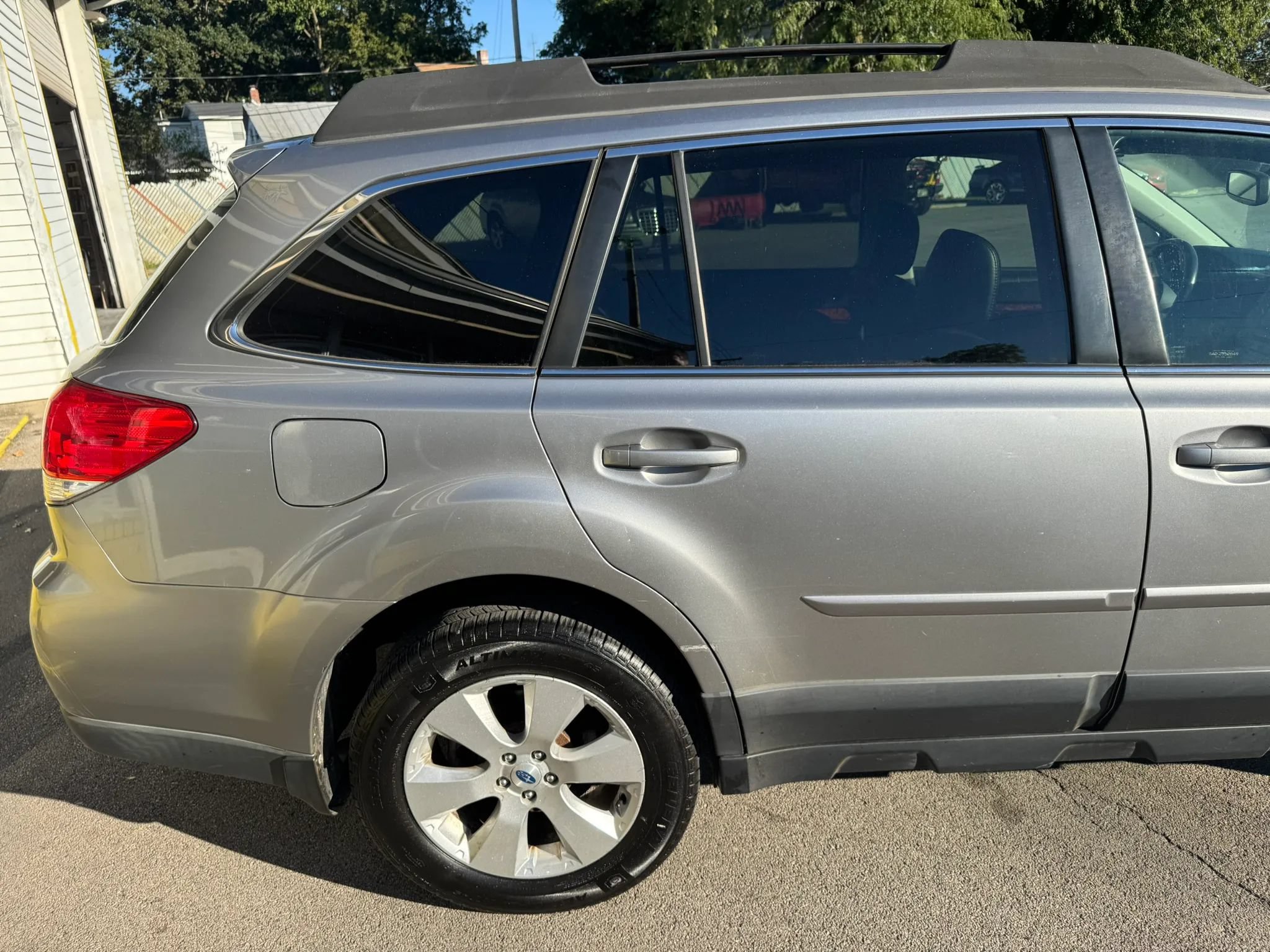 Used 2011 Subaru Outback 2.5i Limited AWD/4WD image 10