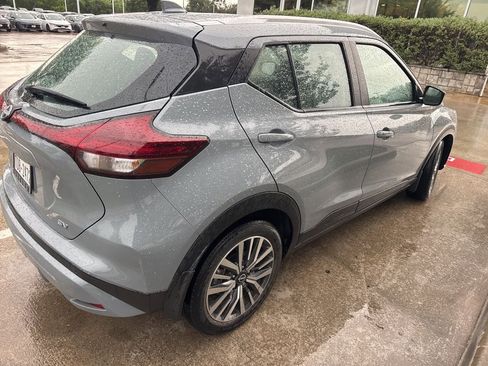 Used 2023 Nissan Kicks SV image 3