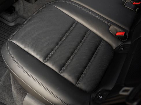 Certified 2025 Porsche Macan AWD/4WD image 34