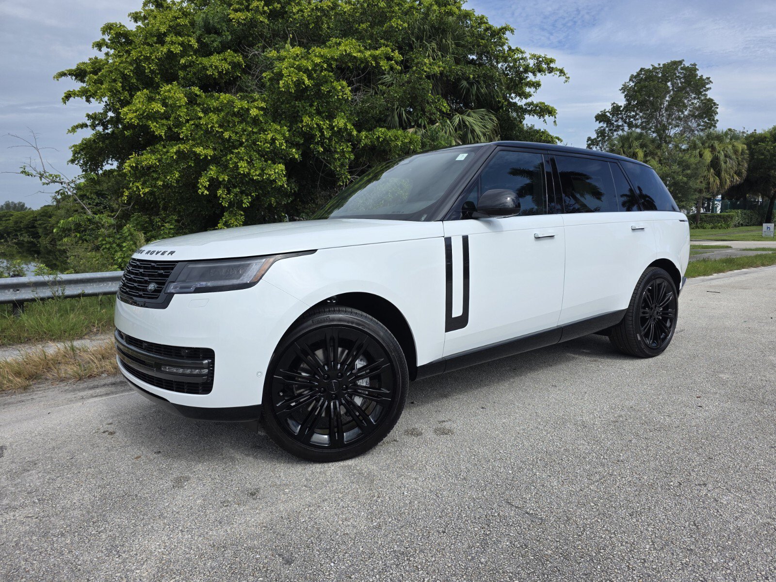 New 2026 Land Rover Range Rover Long Wheelbase SE AWD/4WD image 1