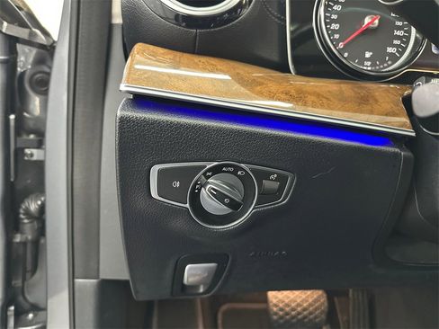 Used 2018 Mercedes-Benz E 300 4MATIC image 32