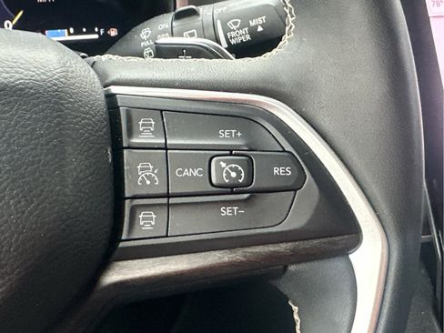 Used 2023 Jeep Grand Cherokee Limited image 28