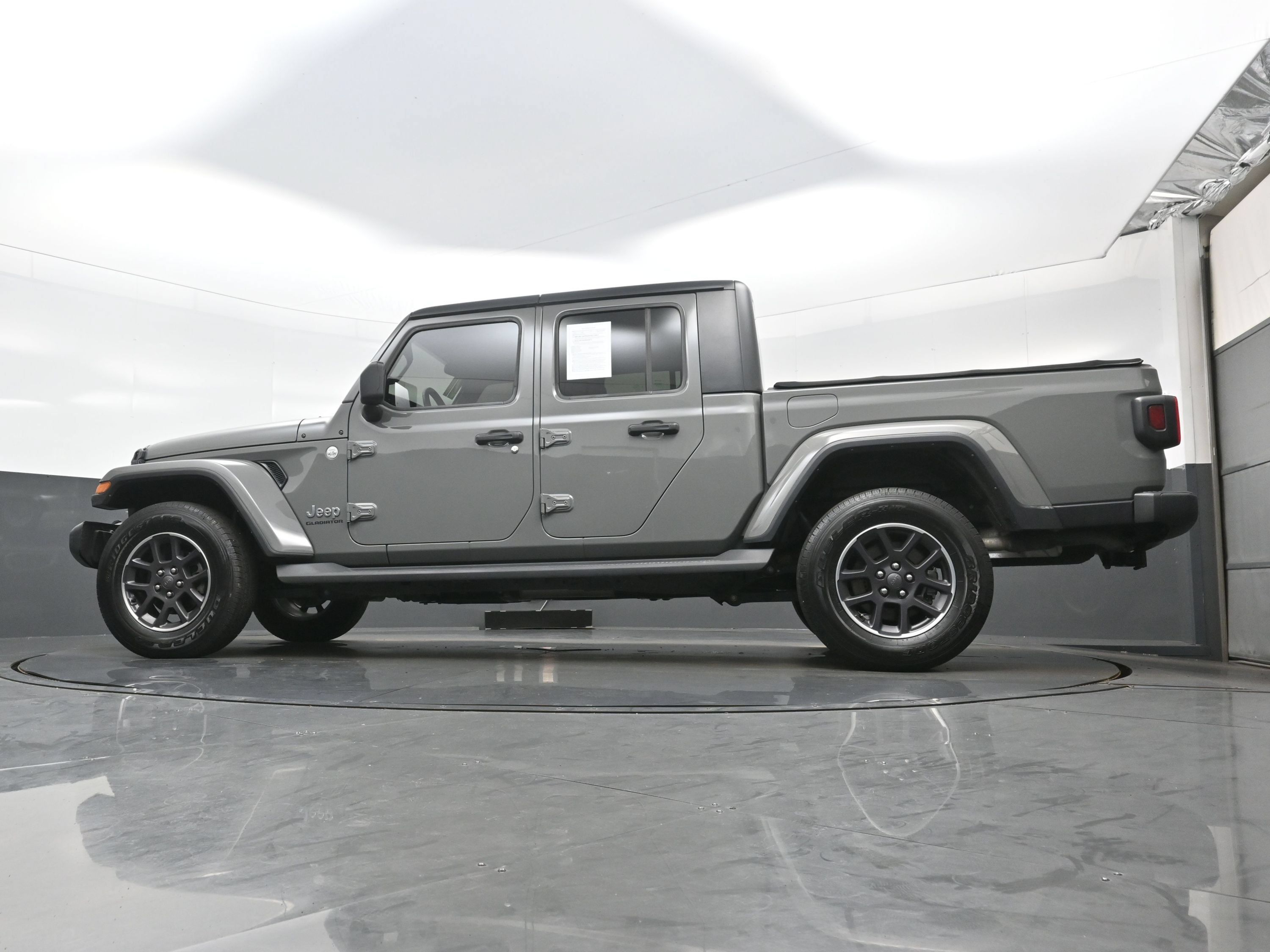 Used 2021 Jeep Gladiator Overland w/ Trailer Tow Package AWD/4WD image 25