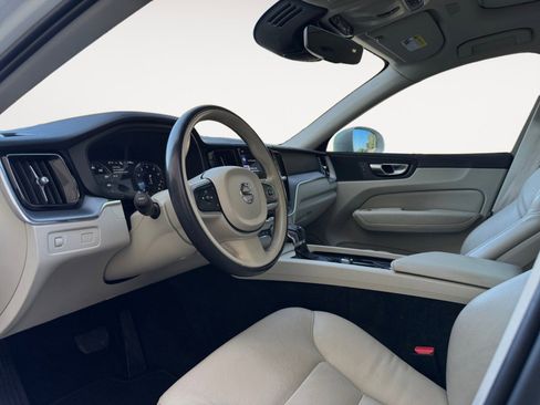 Used 2021 Volvo XC60 T5 Momentum AWD/4WD image 9