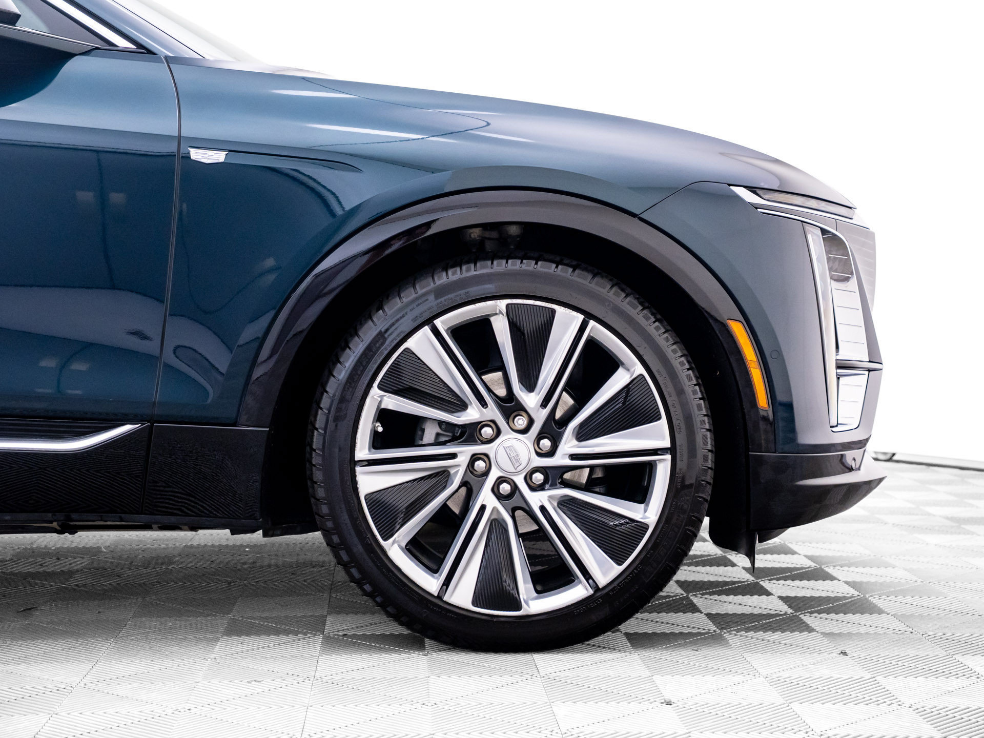 Used 2025 Cadillac Lyriq Luxury AWD/4WD image 36