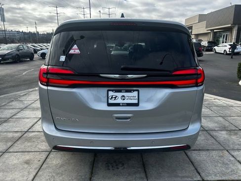Used 2024 Chrysler Pacifica Touring-L image 6