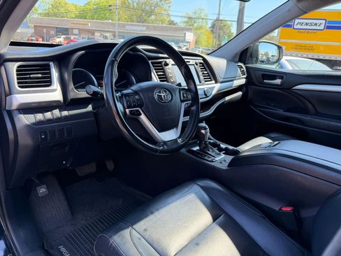 Used 2017 Toyota Highlander XLE AWD/4WD image 14