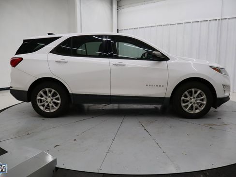 Used 2019 Chevrolet Equinox LS image 2