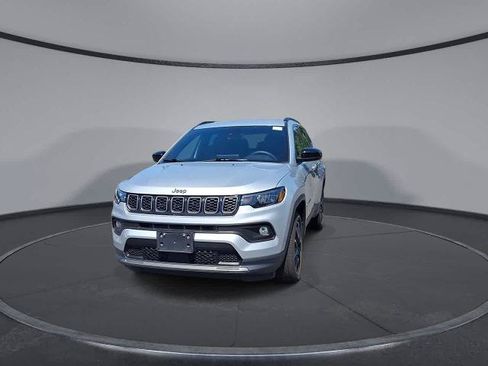 Used 2025 Jeep Compass Latitude w/ Convenience Group AWD/4WD image 3