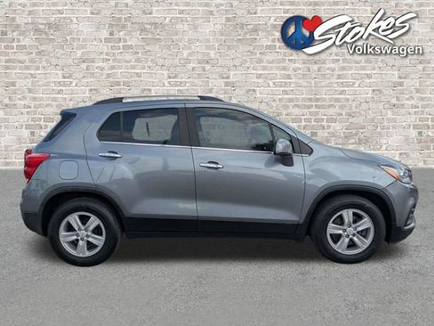 Used 2019 Chevrolet Trax LT w/ LT Convenience Package FWD image 3