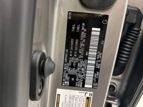 Used 2025 Lexus LX 700h Luxury image 28