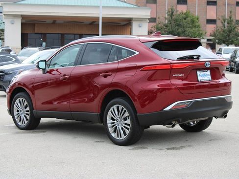 Used 2024 Toyota Venza XLE image 7