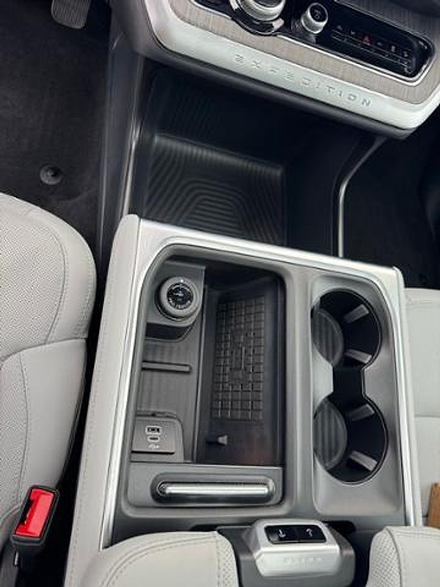 Used 2025 Ford Expedition Platinum w/ Platinum Ultimate Package AWD/4WD image 29