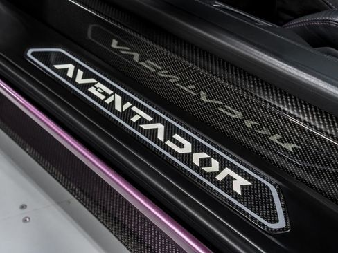 Used 2018 Lamborghini Aventador S image 11