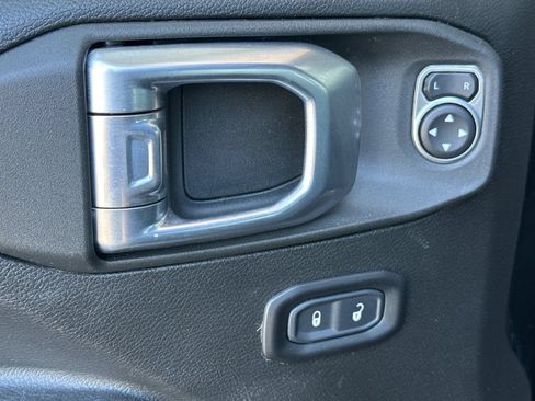 Used 2022 Jeep Gladiator Overland AWD/4WD image 12