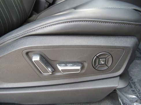 Used 2019 Audi e-tron Prestige w/ Prestige Package image 24