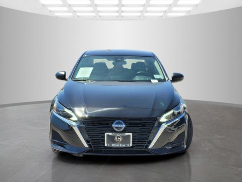 Used 2025 Nissan Altima 2.5 SV FWD image 2