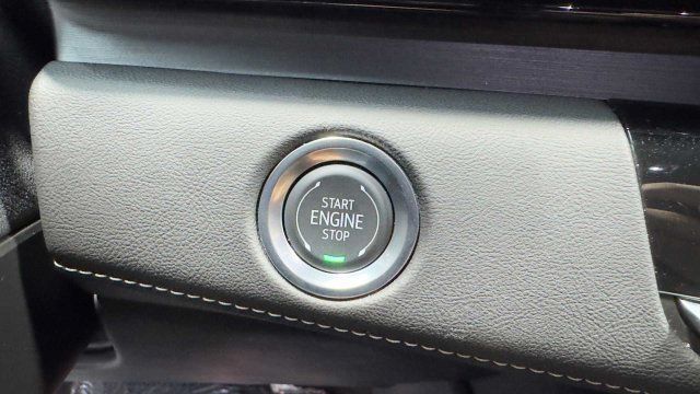 Used 2024 Cadillac Escalade Luxury RWD image 33