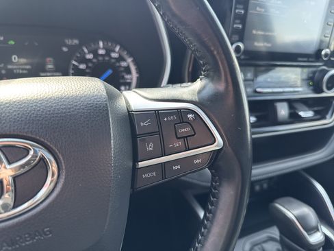 Used 2021 Toyota Highlander XLE image 20