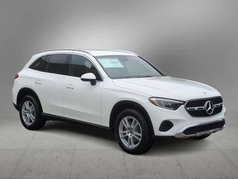 Used 2025 Mercedes-Benz GLC 300 4MATIC image 2