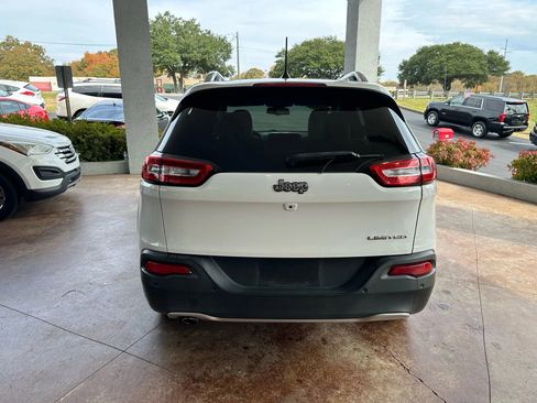 Used 2018 Jeep Cherokee Limited image 5