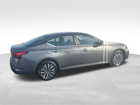 Used 2024 Nissan Altima 2.5 SV AWD/4WD image 5