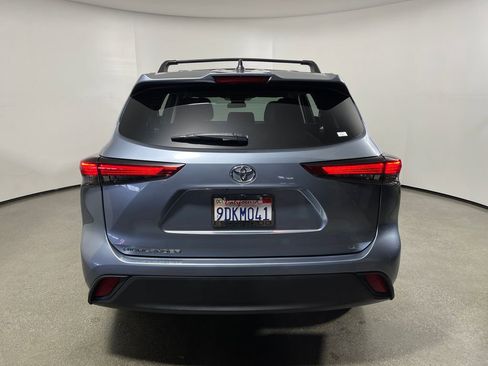 Used 2022 Toyota Highlander LE FWD image 4