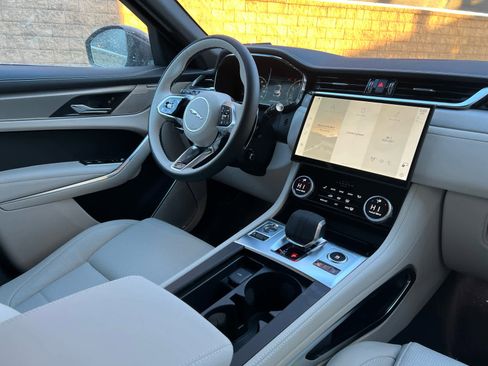 Used 2025 Jaguar F-PACE R-Dynamic S image 11