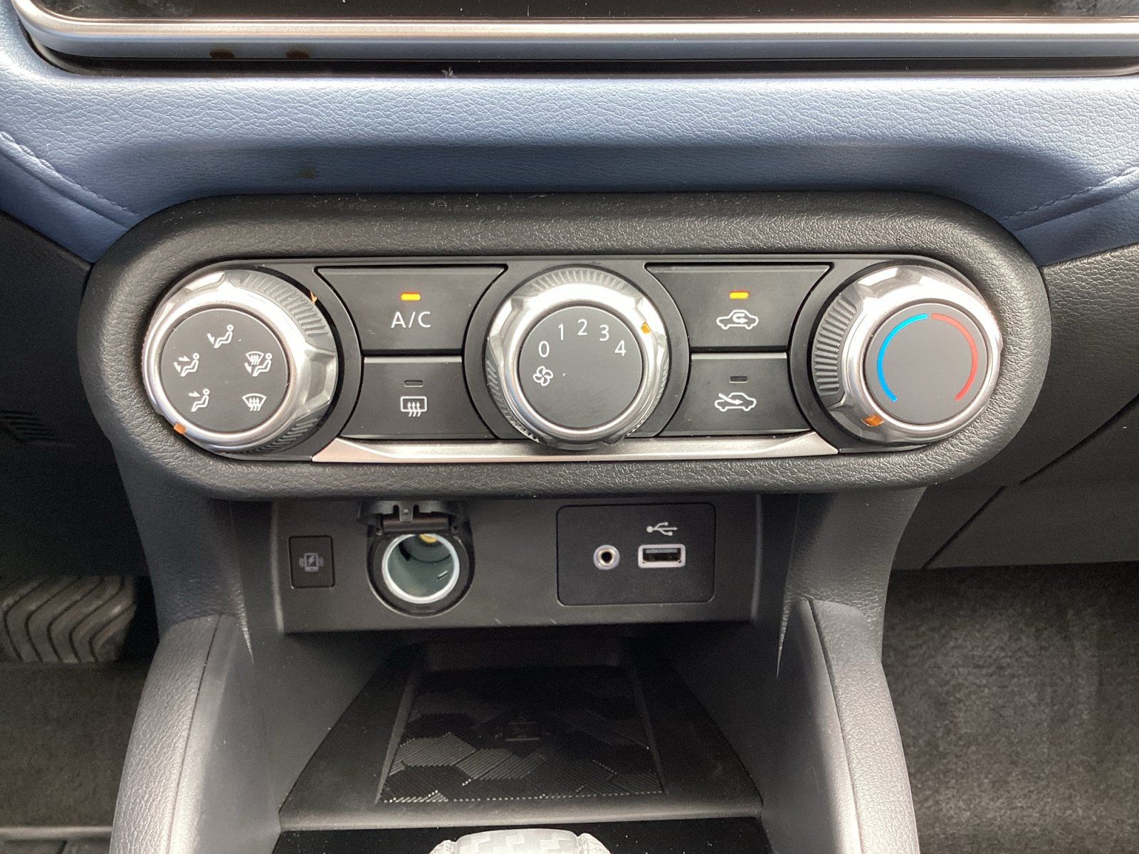 Used 2025 Nissan Versa SV FWD image 20