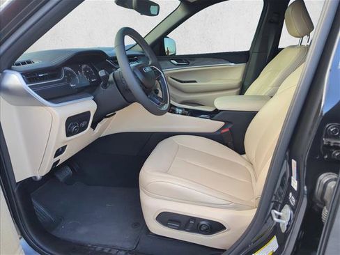 Used 2024 Jeep Grand Cherokee Limited RWD image 12