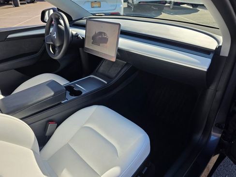 Used 2022 Tesla Model Y Performance image 16