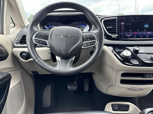 Used 2023 Chrysler Pacifica Touring-L FWD image 27