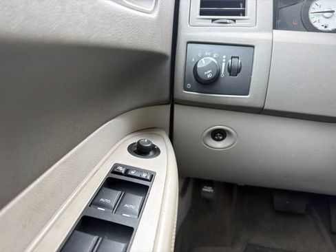 Used 2010 Chrysler 300 C RWD image 12