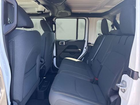 Used 2025 Jeep Wrangler Unlimited Sahara AWD/4WD image 13