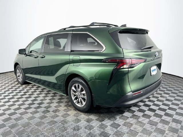 Used 2023 Toyota Sienna LE FWD image 4