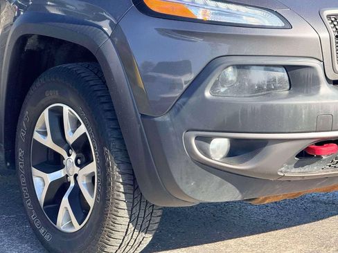 Used 2016 Jeep Cherokee Trailhawk w/ Cold Weather Group AWD/4WD image 5