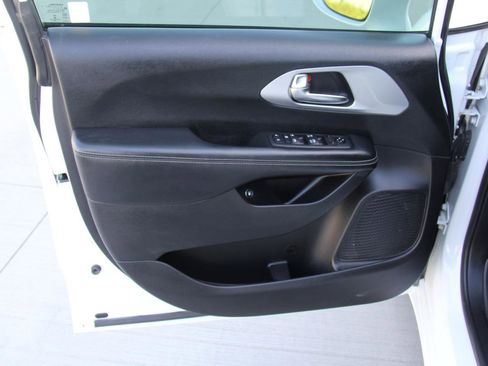 Used 2020 Chrysler Pacifica Touring-L w/ S Appearance Package FWD image 21
