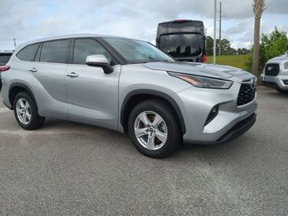Used 2022 Toyota Highlander LE FWD video 2
