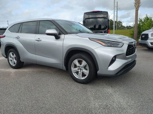 Used 2022 Toyota Highlander LE FWD image 2