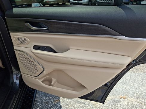 Used 2022 Jeep Grand Cherokee L Limited AWD/4WD image 14