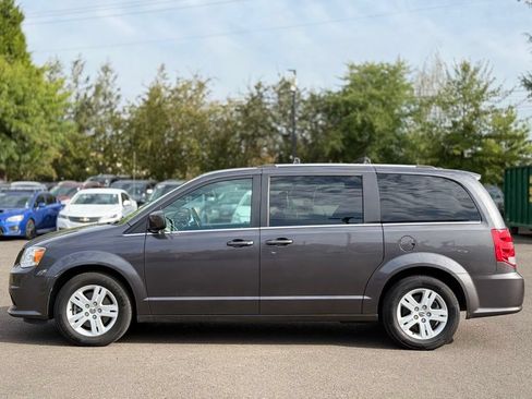 Used 2019 Dodge Grand Caravan SXT FWD image 2