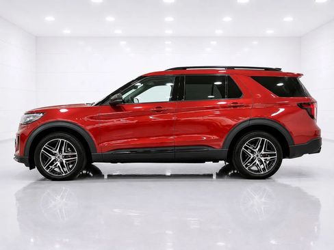 Used 2025 Ford Explorer ST-Line w/ ST-Line Street Pack AWD/4WD image 2