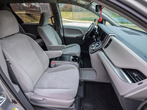 Used 2019 Toyota Sienna LE image 39