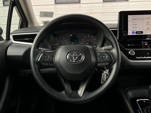 Used 2025 Toyota Corolla LE image 28