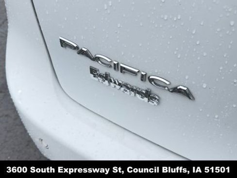 Used 2023 Chrysler Pacifica Touring-L FWD image 11