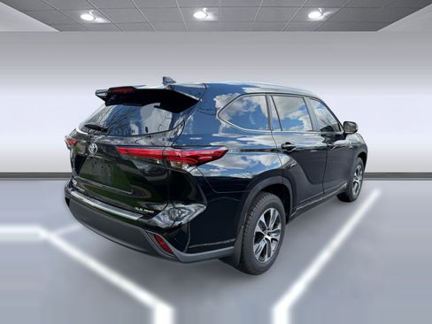 Used 2023 Toyota Highlander XLE image 7