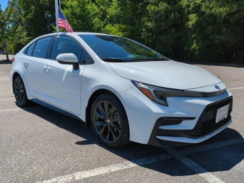 Used 2024 Toyota Corolla SE FWD image 2