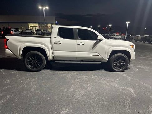 Used 2024 Toyota Tacoma SR5 AWD/4WD image 9